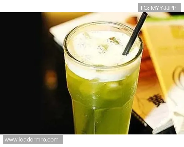 足球球星与奶茶的奇妙邂逅：从场上到茶饮，运动与休闲的完美融合