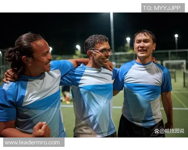 足球比赛焦点转移聚焦豪门频繁换球星引发球迷热烈讨论