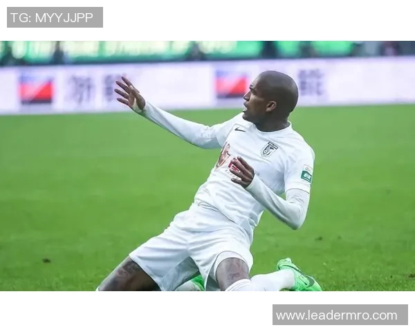 黑光头足球巨星赛场风云再起引爆球迷激情热潮 黑光头足球巨星赛场风云再起引爆球迷激情热潮